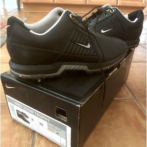 Men’s Black Nike golf shoes.